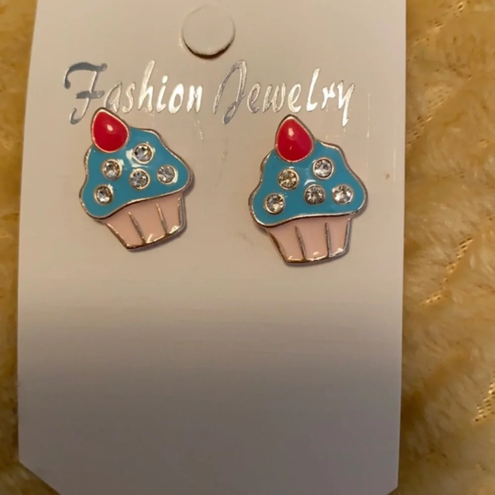 Cupcake earrings 3/4”